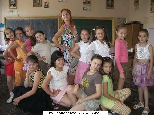 poze voi ok!sunt treia din stanga randu' kare sta pikioare aia kare sta mai turtita    